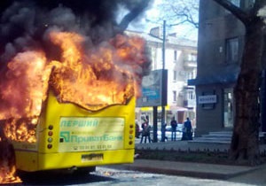 В Одесі невідомі кинули в маршрутку з людьми пляшку з палаючою речовиною