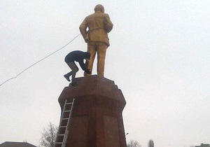 Мер Сум  підказав  свободівцям, що в його місті є ще два пам ятники Леніну