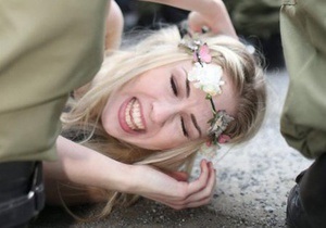 На антифашистському мітингу в Берліні затримали активісток FEMEN
