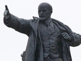 У Сумській області активісти Свободи знесли пам ятник Леніну