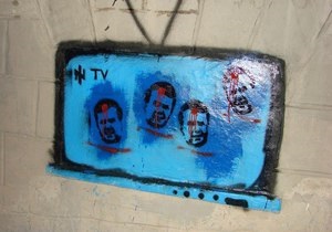 Янукович графіті - Янукович - Банкова - Активісти: Міліція відпустила затриманих за розмальовані плакати з Януковичем із червоною крапкою на лобі