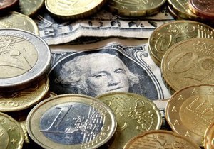Міжбанк: долар поповз вгору, євро відскочив від максимумів