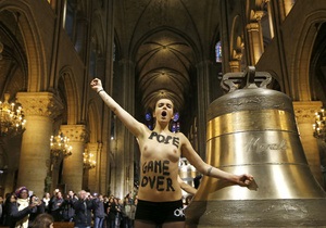 Бувай, Бенедикте! Femen оголилися в Соборі Паризької Богоматері з нагоди зречення престолу Папи Римського