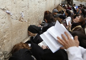 Активісток релігійної рівноправності затримали за порушення правил молитви біля Стіни плачу