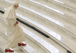 Папа римський Бенедикт XVI йде у монастир