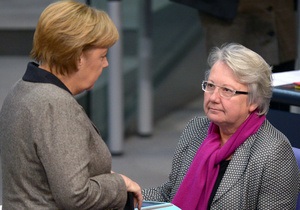 Меркель висловила підтримку міністру освіти Німеччини, яку позбавили наукового ступеня