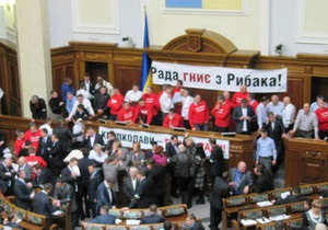 Опозиція блокує трибуну і президію Верховної Ради