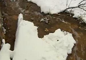 Одна з річок у Донецькій області стала червоною