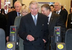 Принц Чарльз з дружиною проїхалися у метро до прославленої Гаррі Поттером платформи