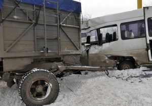 У Запоріжжі причіп, який відчепився від КаМАЗа, врізався в маршрутку: є жертви