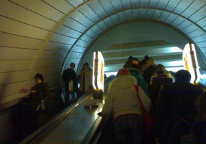 Новини Києва - впала в метро - У Києві на станції метро Золоті ворота жінка впала з ескалатора