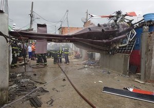 У Бразилії гвинтокрил впав на житловий будинок