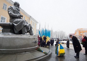 День Соборності - Янукович поклав квіти до пам ятників Шевченку і Грушевському на честь Дня Соборності