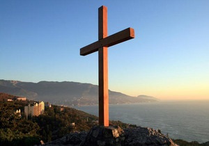 У Ялті невідомі спиляли хрест