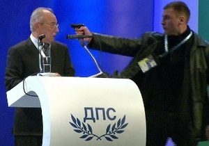 Замах у прямому ефірі: На лідера партії етнічних турків у Болгарії направили пістолет