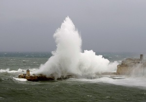 Новини Криму - море - В Алушті дівчину змило хвилею із набережної