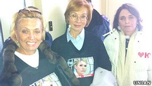 Жінки-депутати від опозиції відмовляються залишати Тимошенко у лікарні