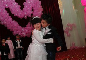 У Китаї відбулася масова весільна церемонія за участю більш як 100 дітей