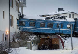 У Швеції прибиральниця на викраденому поїзді врізалася в будинок