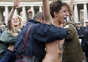 Активістки FEMEN роздяглися перед Папою Римським, щоб показати напис На геїв уповаємо