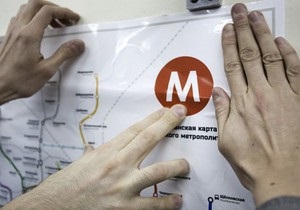 У московському метро активісти самовільно розклеїли нові схеми