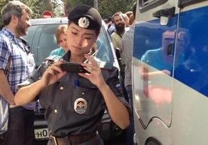 Російську журналістку судитимуть за публікацію фото найкращої співробітниці поліції, на якому остання курить