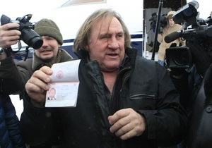 Фотогалерея:  Новий росіянин . Путін вручив Депардьє паспорт громадянина Росії