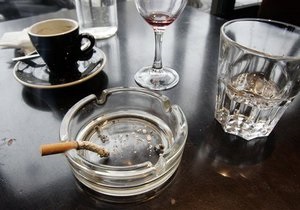ЗМІ: Ресторани і паби ухиляються від виконання закону про заборону куріння