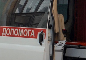 У Рівненській області автомобіль врізався у дерево, двоє людей загинули