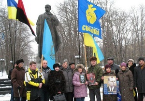 В Луганську кілька активістів зібралися біля пам ятника Шевченку - Луганськ - Степан Бандера