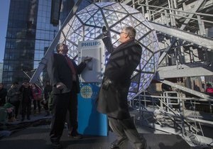 Жителі Нью-Йорка традиційно загадують новорічні бажання на Таймс-сквер