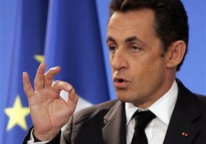 Французи вважають політику Саркозі ефективнішою за дії Олланда - опитування
