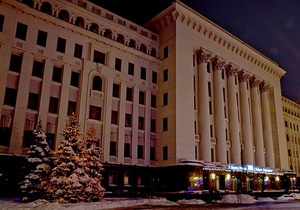 Будівлю Адміністрації Президента України прикрасили до Нового року