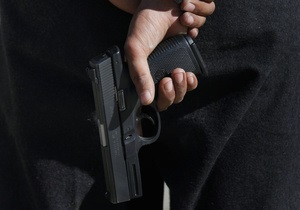 На Камчатці робочий домігся виплати зарплати лише за допомогою пістолета