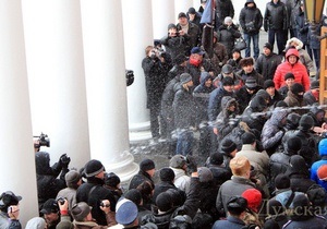 Свобода вимагає порушити кримінальну справу проти охорони Одеської міськради