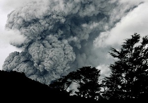 Чилі та Аргентина оголосили тривогу у зв язку з виверженням вулкана