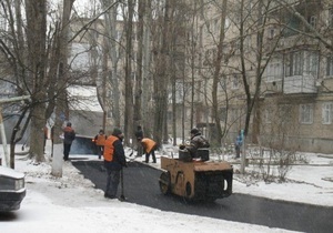 У Миколаєві вкладають асфальт у десятиградусний мороз і сніг