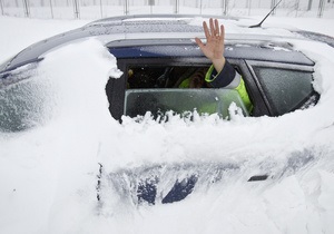 На Румунію обрушилися снігопади. Близько 300 людей заблоковані у машинах