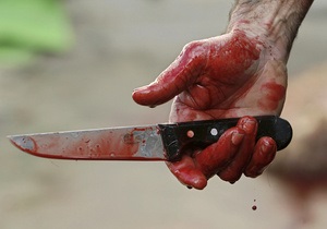 У Латвії чоловік напав на перехожих із ножем