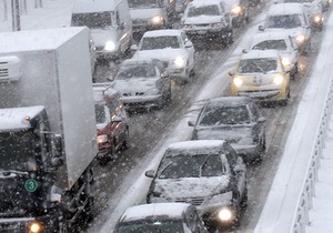 На трасі Київ-Чоп через снігопади утворився 20-кілометровий затор