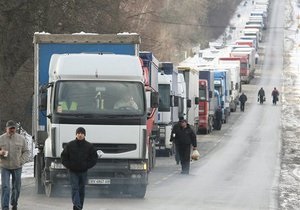У Чернівецькій області на кордоні України з Румунією близько 100 вантажівок стоять у пробці