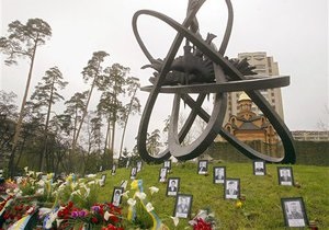 Чорнобильці обурені тим, що їх не пускали до пам ятника через приїзд Азарова і Рибака