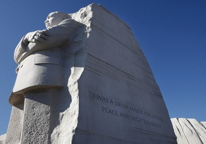 На пам ятнику Мартіну Лютеру Кінгу у Вашингтоні видалять напис