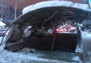 Біля Міноборони обвалився дах над підземним переходом - сніг -Київ - зима
