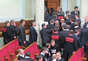 Перша бійка: опозиціонери виштовхали Табалових із зали засідань парламенту