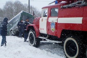 У Тернопільській області автобус із пасажирами завис над річкою