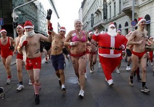 У Будапешті пройшов пробіг Санта Клаусів у купальних костюмах