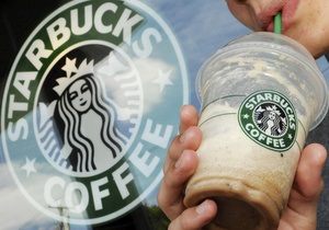 У Британії сотні людей провели акції протесту біля кав ярень Starbucks