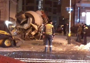 У центрі Києва бетономішалка провалилася під землю