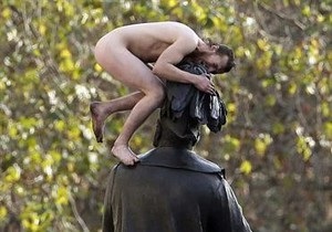 В українця, який виліз голим на пам ятник у Лондоні, підозрюють психічний розлад